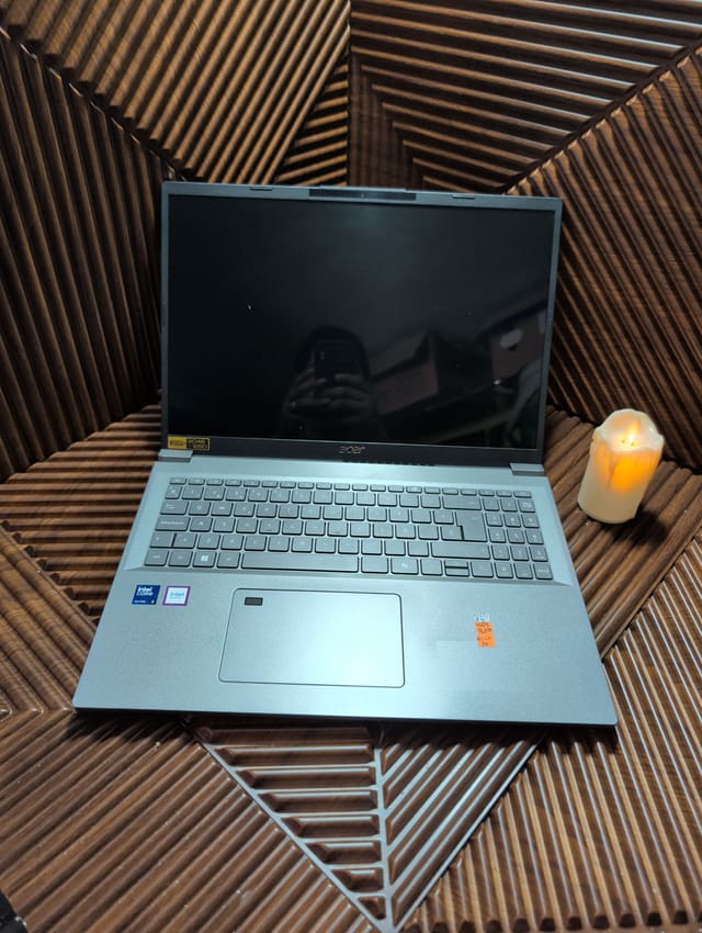 Acer Aspire A16-71M, photo réelle