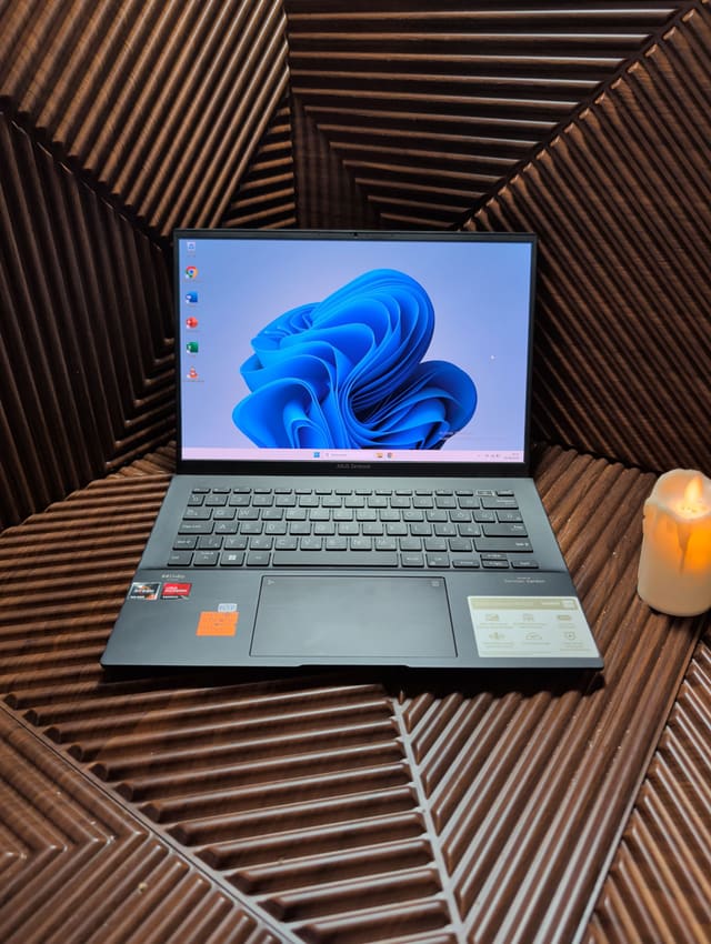 ASUS Zenbook UM3402YAR_UM3402YA, photo réelle