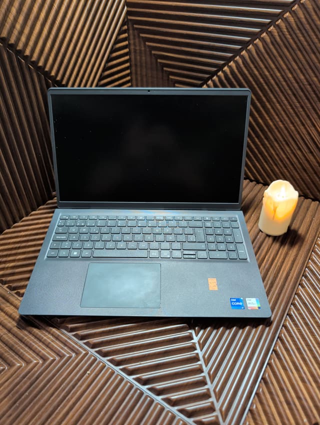 Dell Vostro 3520, photo réelle