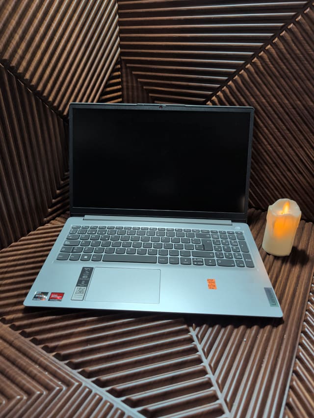 Lenovo IdeaPad 1 15ALC7, photo réelle