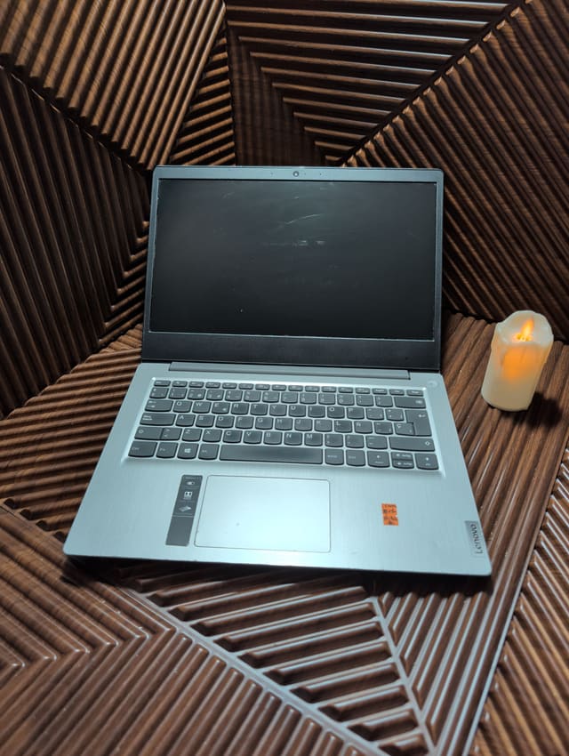 Lenovo IdeaPad 3 14IIL05, photo réelle