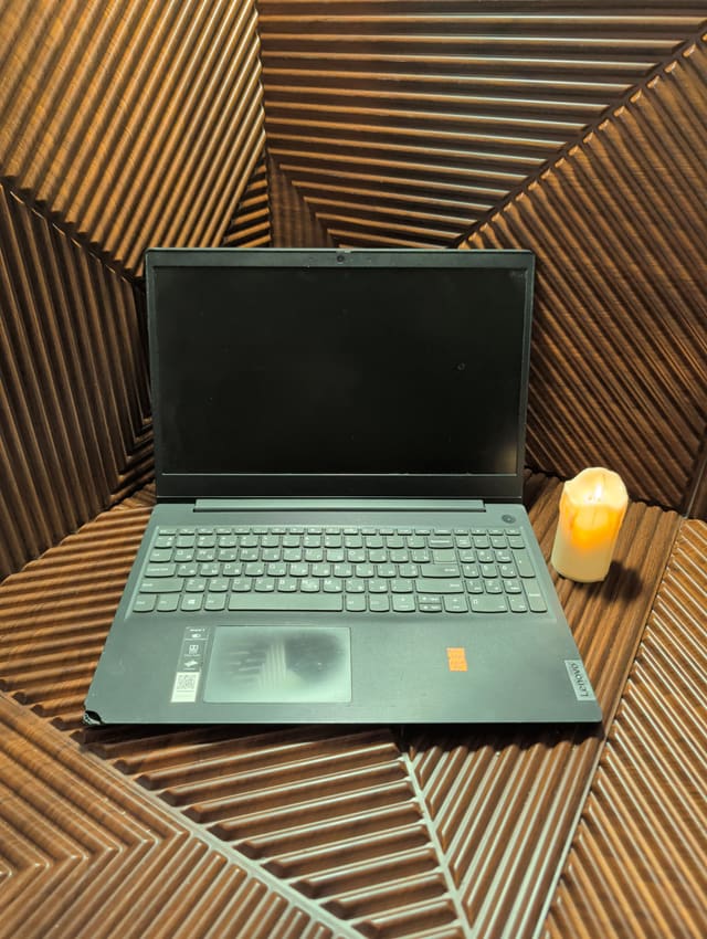 Lenovo IdeaPad 3 15IGL05, photo réelle