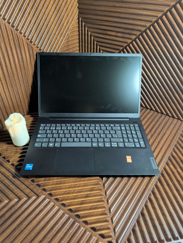 Lenovo V15 G4 IRU, photo réelle