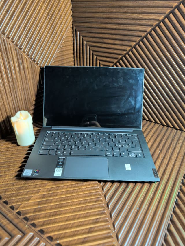 Lenovo Yoga Slim 7 14IIL05, photo réelle