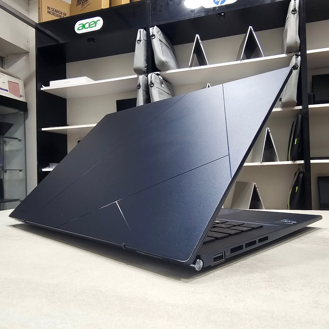 ASUSTeK COMPUTER INC. Zenbook UX3402ZA_UX3402ZA - I7-1260P - 16GB - 256 - 14" (tactile) - 2784x3240 3.2K+ / 94% (33Cy)