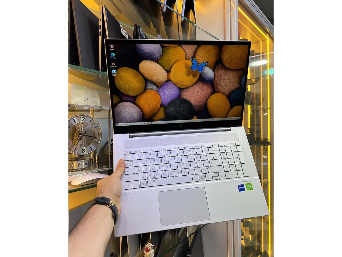 HP ENVY Laptop 17-cg0xxx - I7-1065G7 - 16GB - 256 - 17" - GeForce MX330 / 75%