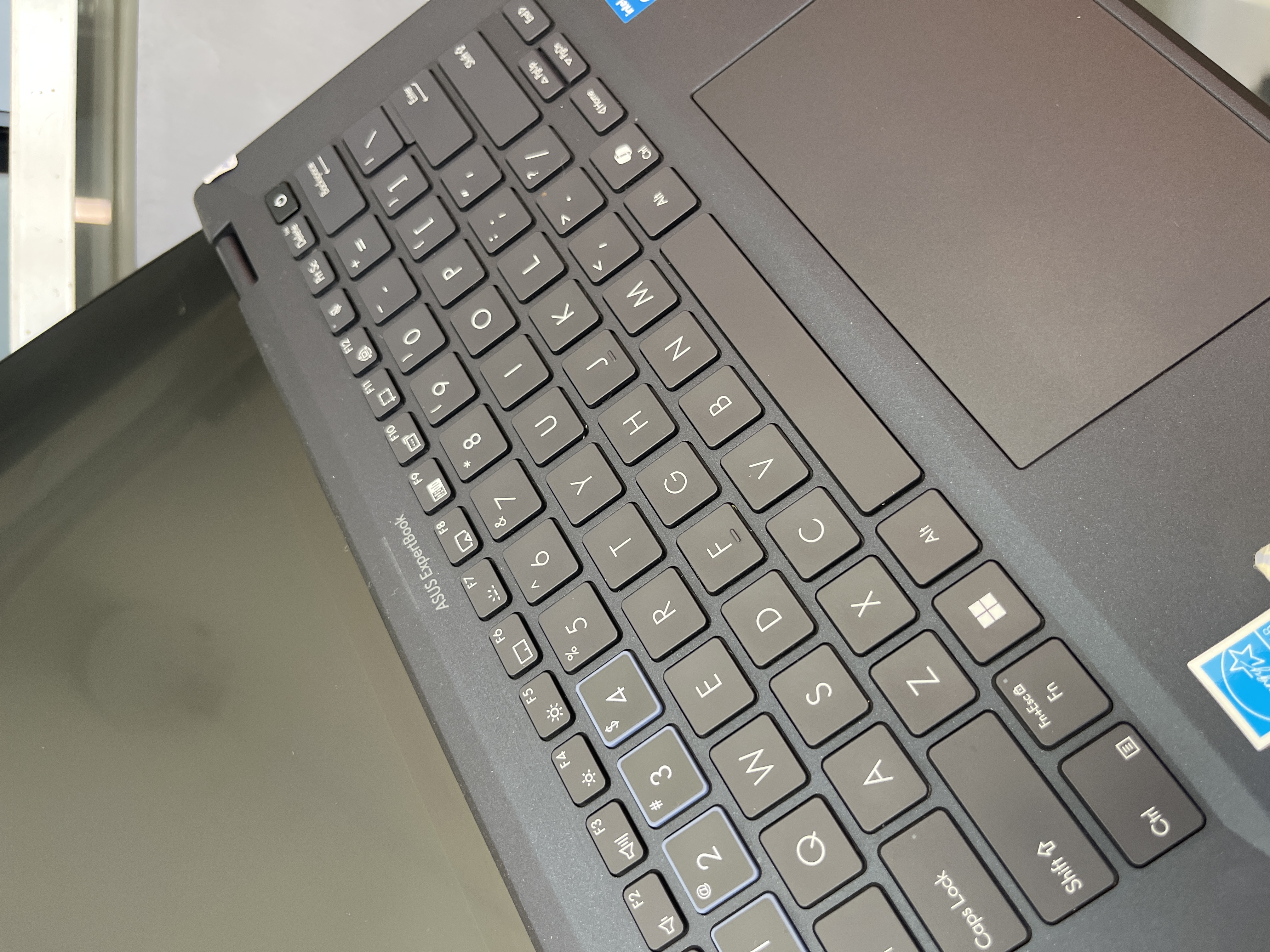 ASUSTeK COMPUTER INC. ASUS EXPERTBOOK B5404CVA_B5404CVA - I5-1335U - 16GB - 256 - 14" (tactile) - 95% (243Cy)