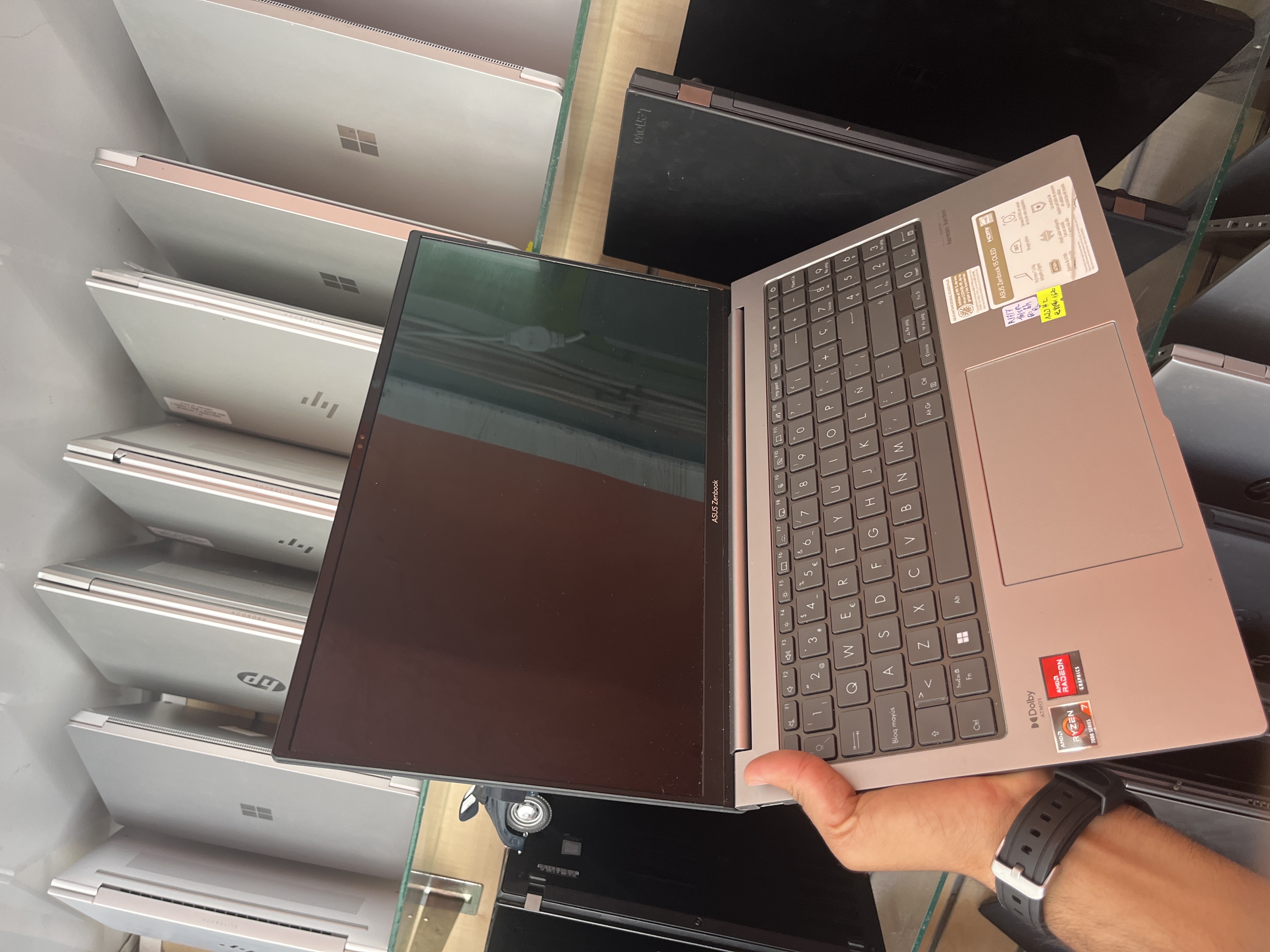 ASUSTeK COMPUTER INC. Zenbook 15 UM3504DA_UM3504DA - Ryzen 7 7735U - 16GB - 512 - 15" - 2880x1620 2.8K (120Hz) / 76% (719Cy)