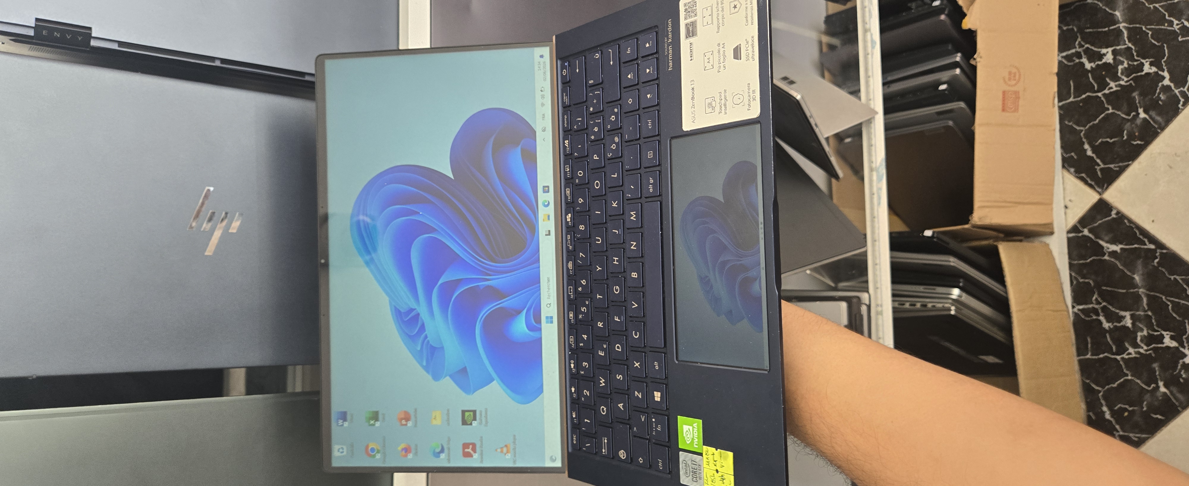 ASUSTeK COMPUTER INC. ZenBook UX334FLC_UX334FL - I7-10510U - 8GB - 256 - 13" (tactile), 6" (tactile) - GeForce MX250 / 69% (221Cy)