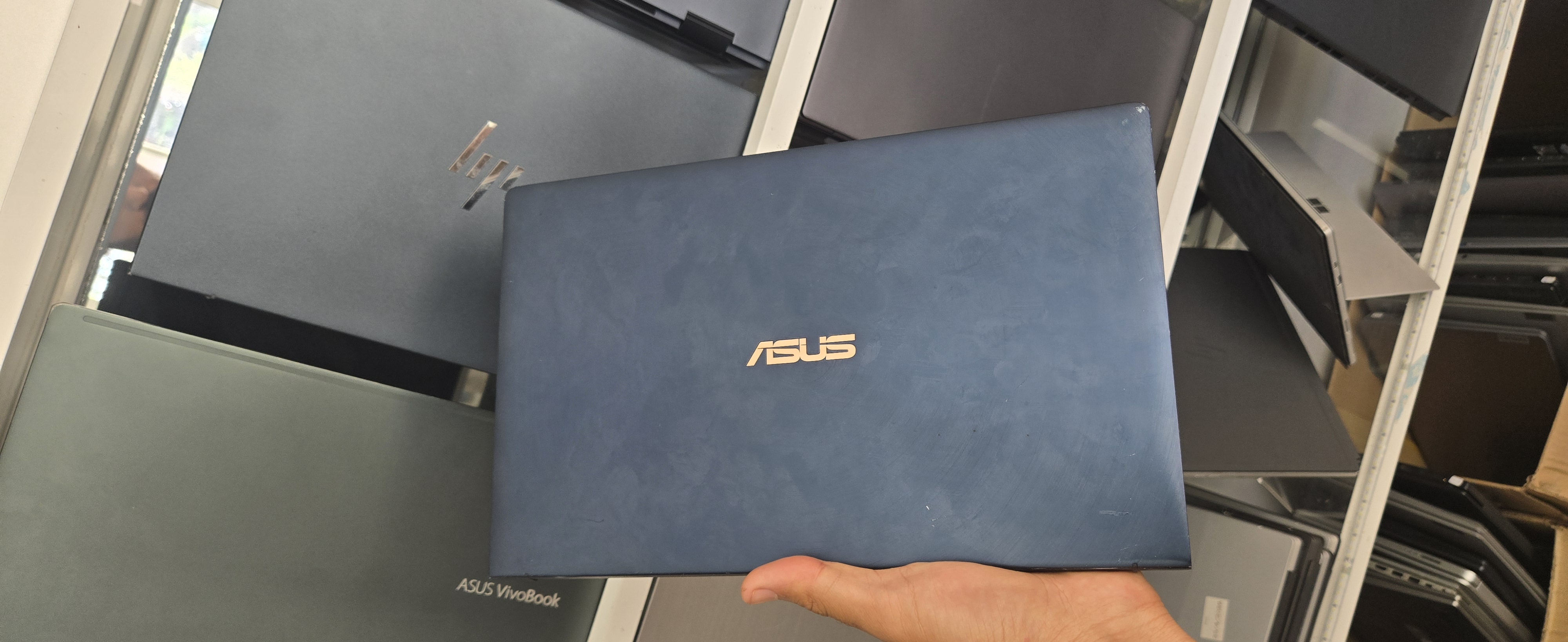ASUSTeK COMPUTER INC. ZenBook UX334FLC_UX334FL - I7-10510U - 8GB - 256 - 13" (tactile), 6" (tactile) - GeForce MX250 / 69% (221Cy)