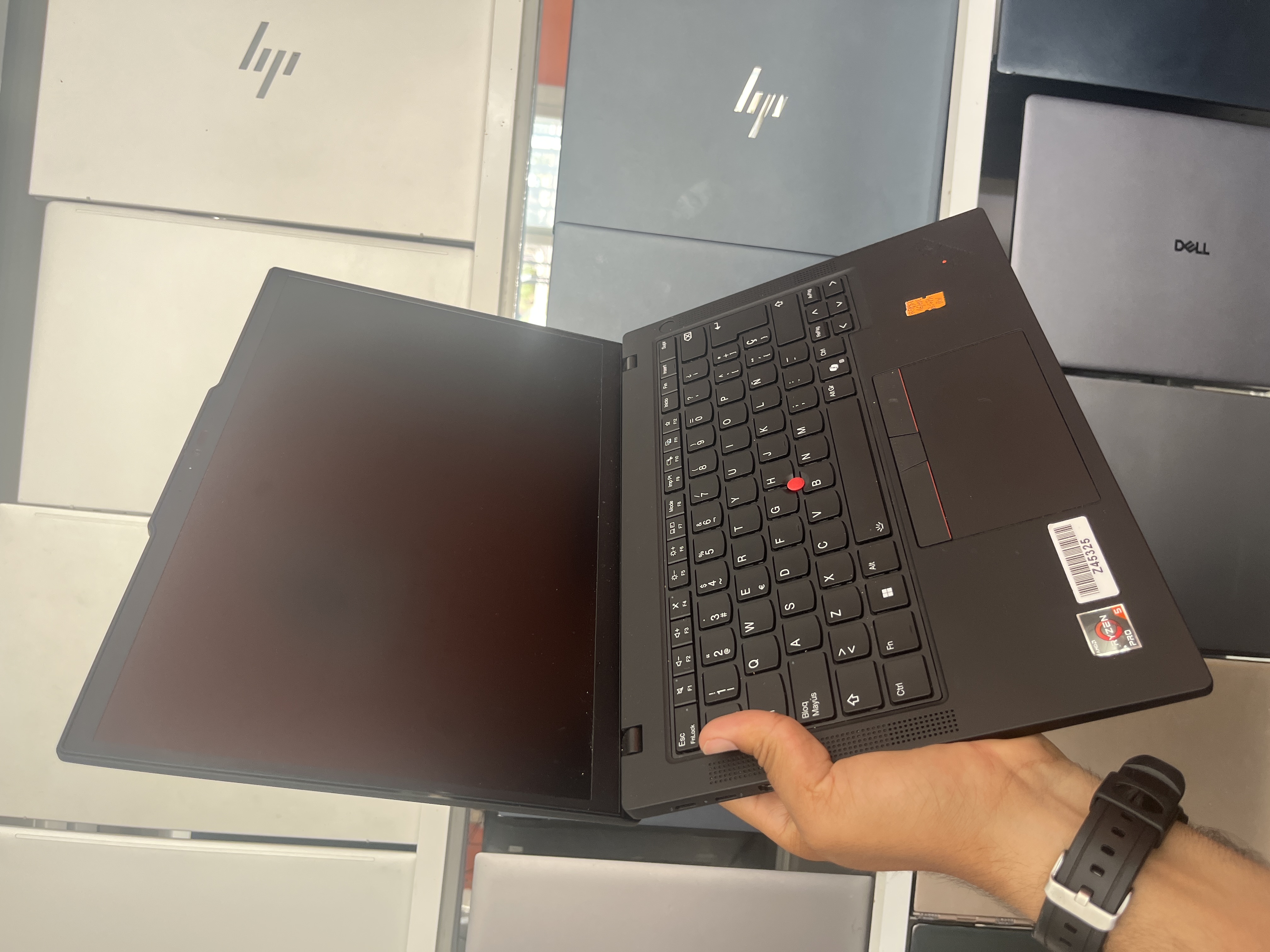 LENOVO ThinkPad T14 Gen 5 - AMD Ryzen 5 PRO 8540U w/ Radeon 740M Graphics - 16GB - 512 - 14" - 96% (57Cy)