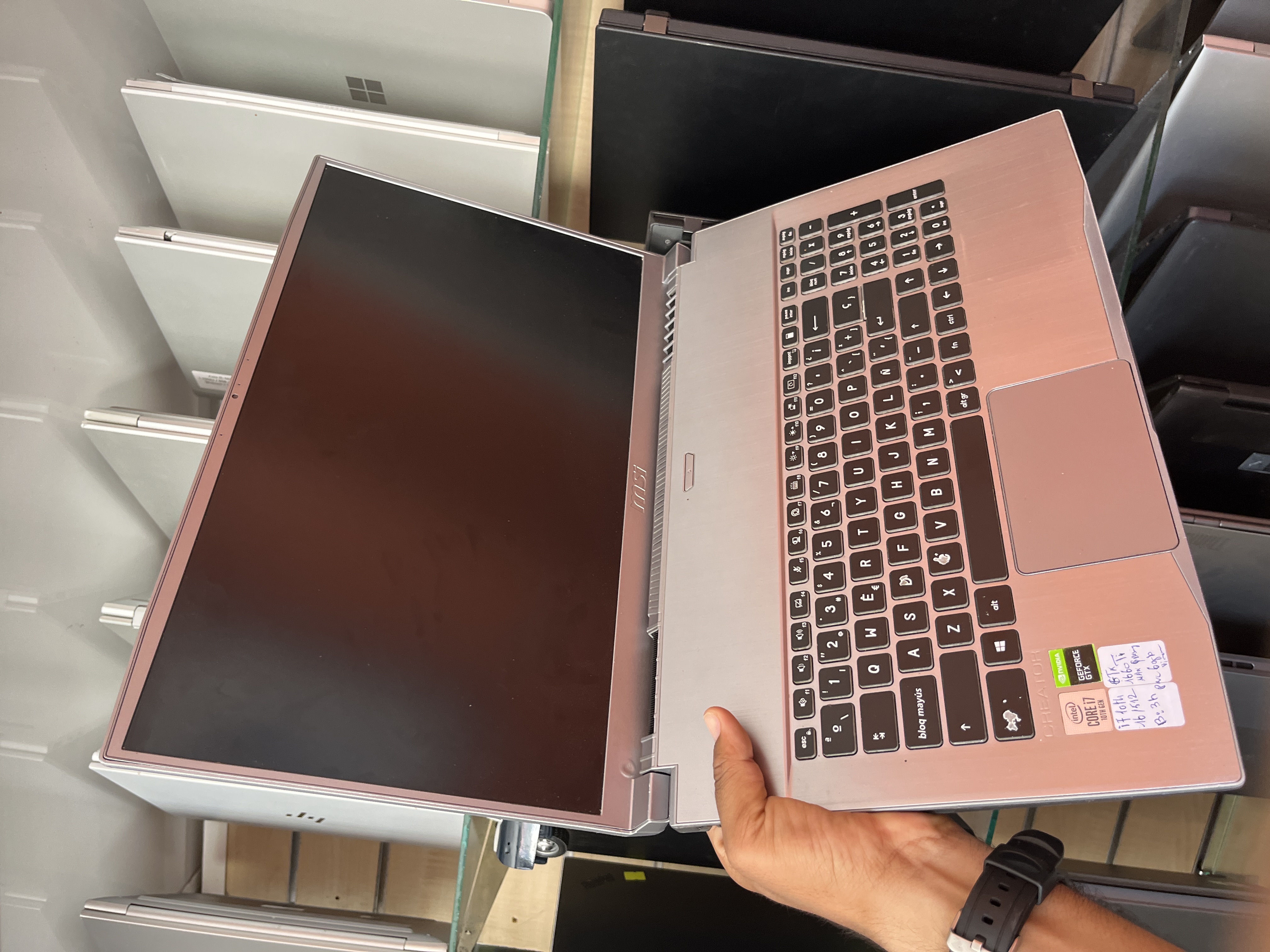 Micro-Star International Co., Ltd. Creator 17M A10SD - I7-10750H - 16GB - 512 - 17" - GeForce GTX 1660 Ti with Max-Q Design / 144Hz / 88%