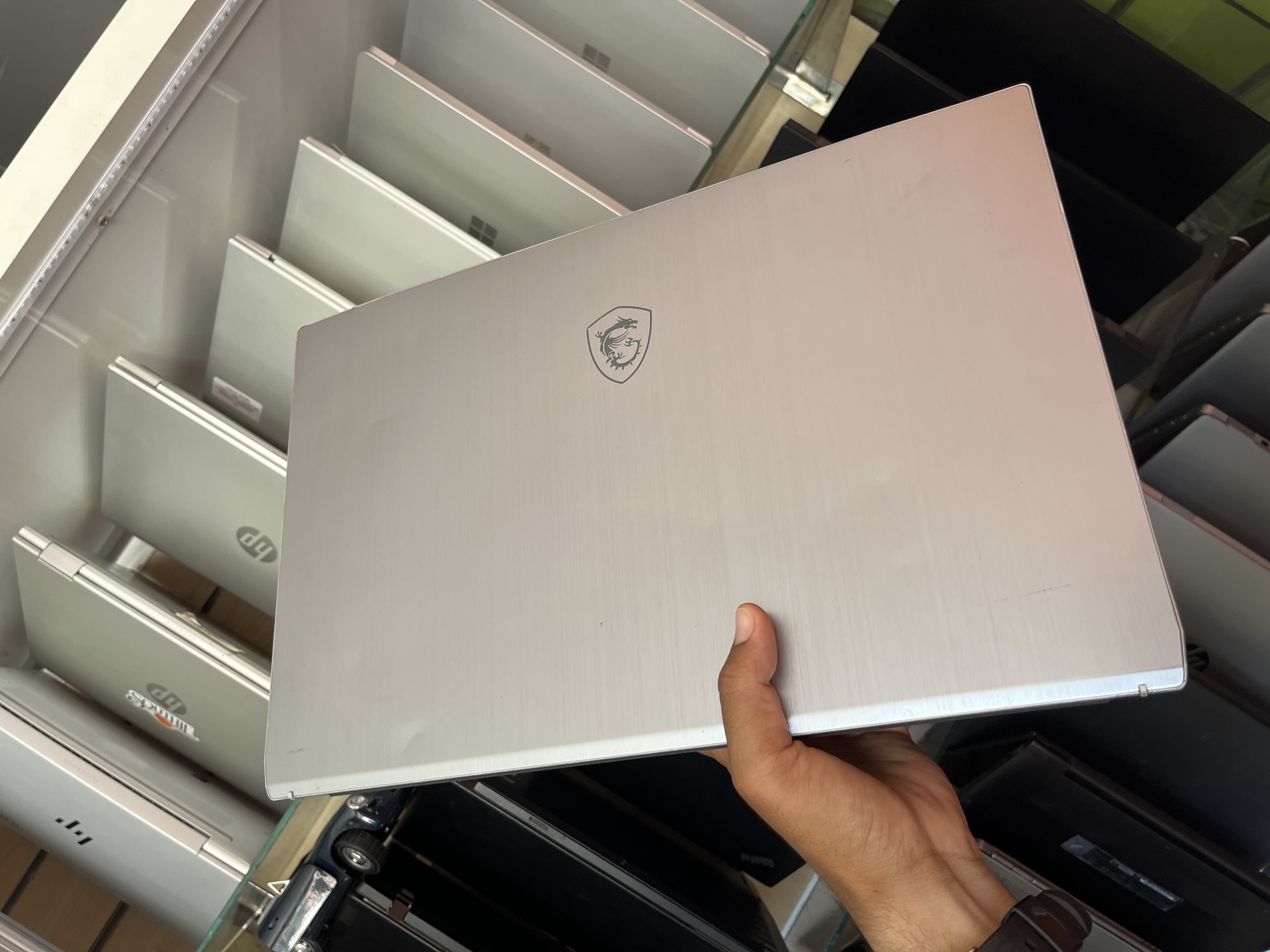 Micro-Star International Co., Ltd. Creator 17M A10SD - I7-10750H - 16GB - 512 - 17" - GeForce GTX 1660 Ti with Max-Q Design / 144Hz / 88%
