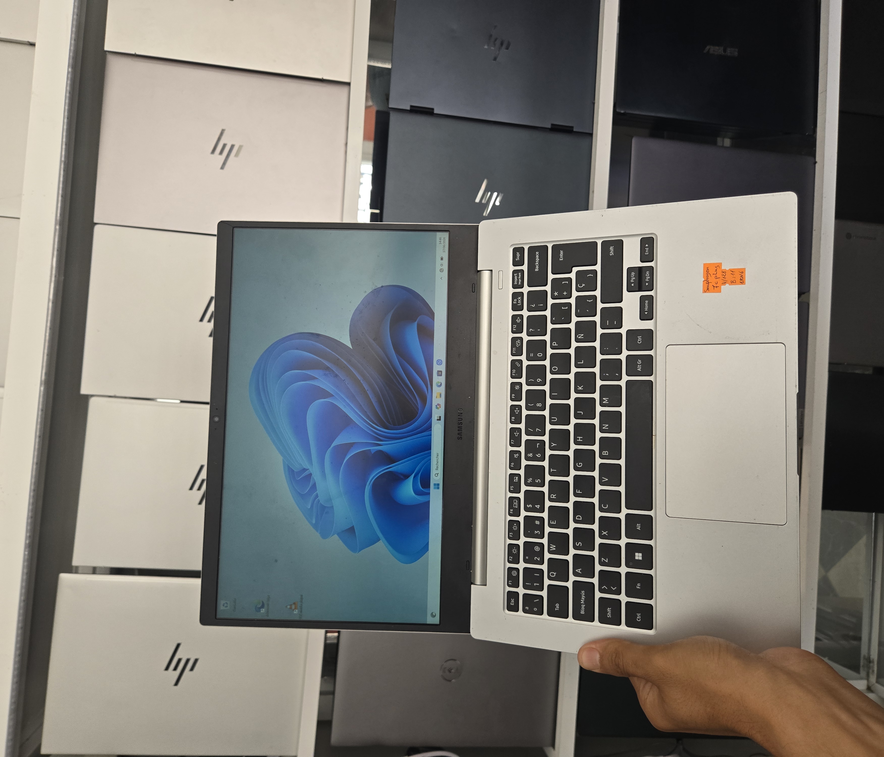 SAMSUNG ELECTRONICS CO., LTD. Galaxy Book2 Go - Snapdragon 7cPlus Gen 3 @ 2.40 GHz - 4GB - 128 - 14" - 98% (52Cy)