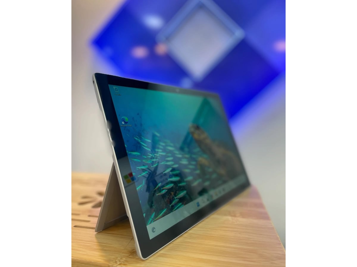 Microsoft Corporation Surface Pro 4 - I5-6300U - 4GB - 128 - 12" (tactile) - 2736x1824 2.5K+ / 69% (236Cy)